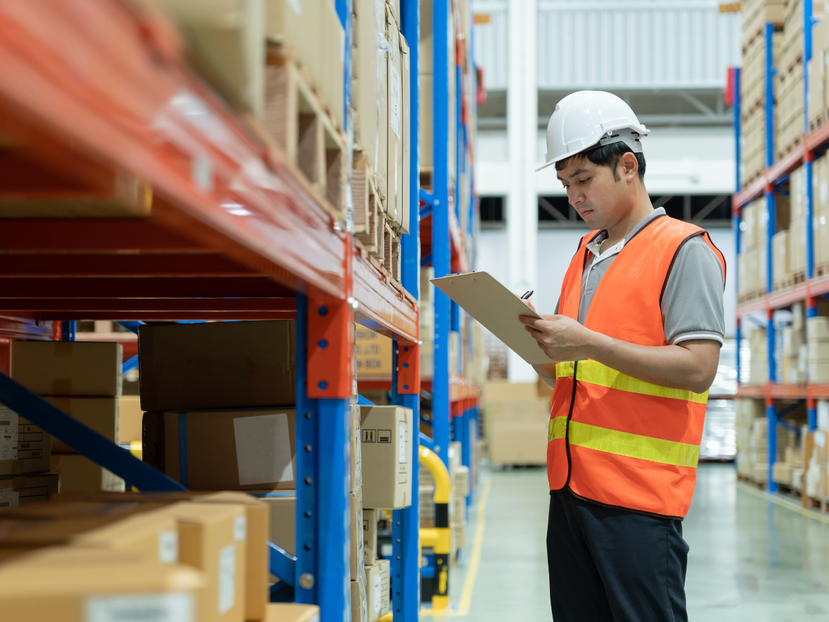 Pracownik dokonuje spisu stanu artykułów